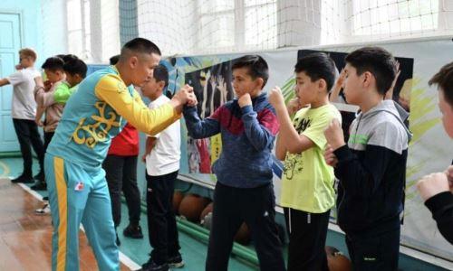 Чемпион мира по боксу обучает детей приемам самообороны в Кокшетау