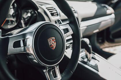 Porsche разорвало пополам по пути в Петербург