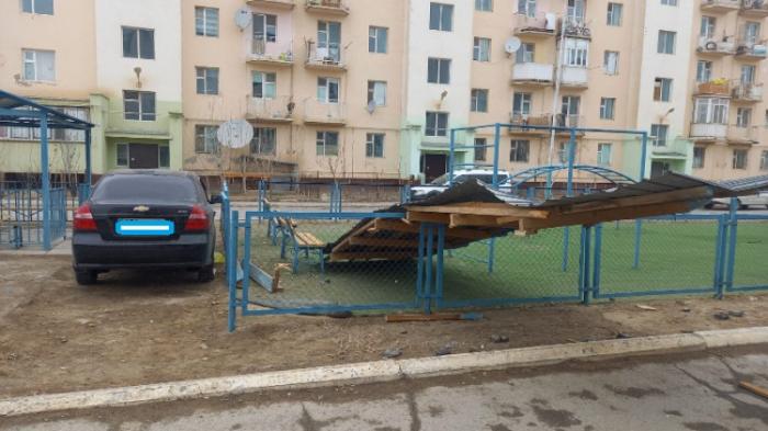 Сильный ветер снес кровлю балкона и повредил машину в Кызылорде
                29 марта 2022, 17:41