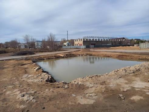 Жители улицы Анжерская жалуются на опасный котлован заполненный водой