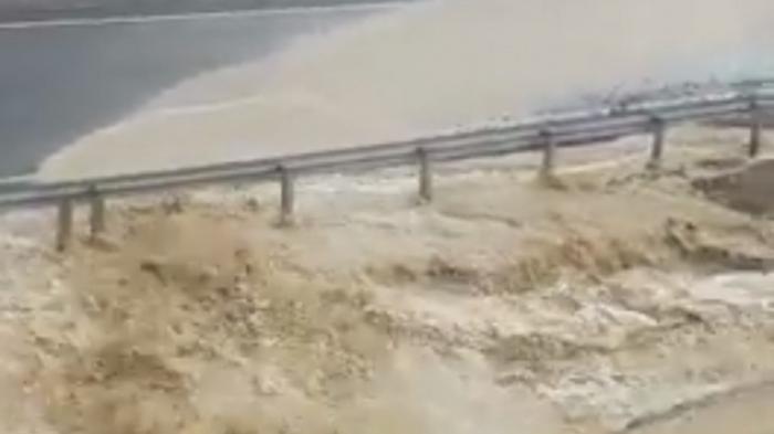 Водители стали свидетелями обрушения селевого потока на трассу Актау - Жанаозен
                06 мая 2022, 02:55
