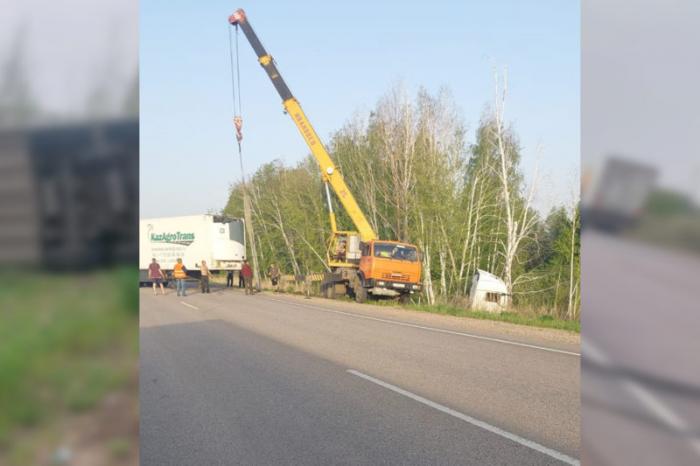 Фура с чипсами перевернулась в СКО