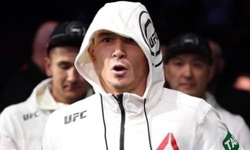 Казахский боец «потерялся» вместо ответа на каверзный вопрос после боя UFC