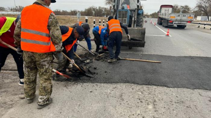 Рабочие закатали в асфальт железнодорожные пути в Уштобе
                19 октября 2022, 21:04