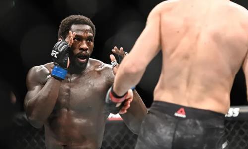 Главный бой турнира UFC с участием двух казахстанцев завершился спорным решением. Видео