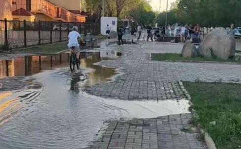 В Караганде из фонтана в одном из скверов города вытекла вода