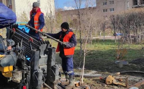 Еще на нескольких улицах Караганды меняют старый водопровод