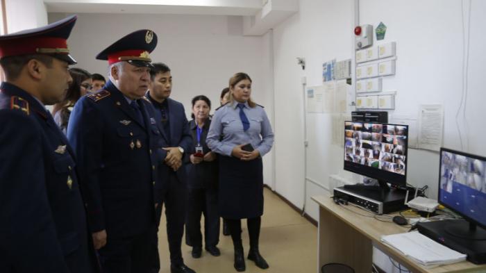 Главный полицейский Атырауской области проверил работу тревожных кнопок в школах
                03 ноября 2023, 00:03